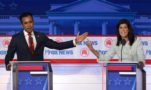 Vivek Ramaswamy (izq.) y la exembajadora de la ONU Nikki Haley participan en el primer debate de la temporada de primarias del Partido Republicano organizado por FOX News en el Fiserv Forum de Milwaukee, Wisconsin, el 23 de agosto de 2023. (Win McNamee/Getty Images)
