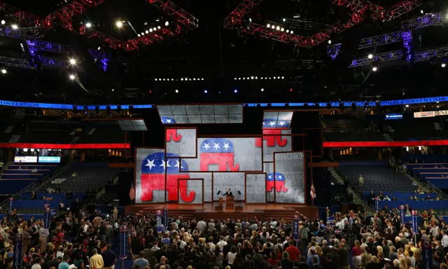 El presidente de la RNC, Reince Priebus, golpea el mazo para dar comienzo a la Convención Nacional Republicana en el Tampa Bay Times Forum de Tampa, Florida, el 27 de agosto de 2012. (Mark Wilson/Getty Images)