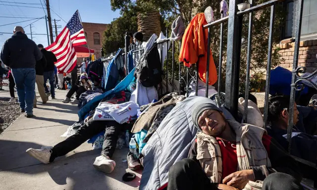 Inmigrantes ilegales se reúnen frente a un refugio para inmigrantes en El Paso, Texas, el 6 de enero de 2023. (John Moore/Getty Images)