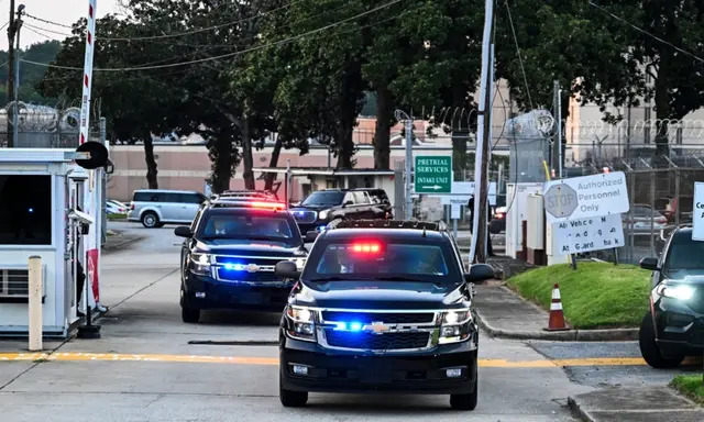 La caravana con el expresidente Donald Trump abandona la cárcel del condado de Fulton en Atlanta, Georgia, el 24 de agosto de 2023. (CHANDAN KHANNA/AFP vía Getty Images)