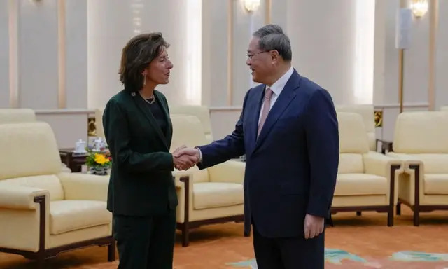 El primer ministro chino, Li Qiang, saluda a la secretaria de Comercio estadounidense, Gina Raimondo, en el Gran Salón del Pueblo de Beijing, el 29 de agosto de 2023. (Andy Wong/Pool/AFP vía Getty Images)
