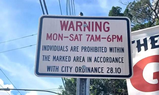 La ciudad de Clearwater, Florida, ha prohibido al público utilizar la acera frente a un centro abortista cuando está en funcionamiento. (Cortesía de Deb Maxwell)