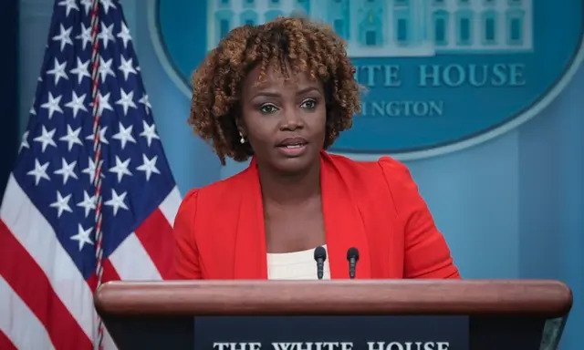 La secretaria de prensa de la Casa Blanca, Karine Jean-Pierre, habla durante la rueda de prensa diaria en la Casa Blanca el 29 de agosto de 2023. (Win McNamee/Getty Images)