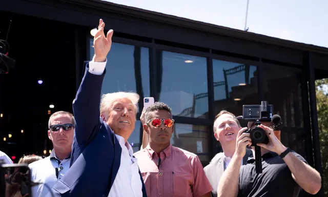 El expresidente Donald Trump lanza gorras a la multitud en la Feria Estatal de Iowa en Des Moines, Iowa, el 12 de agosto de 2023. (Madalina Vasiliu/The Epoch Times)