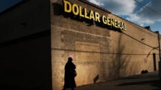 Acciones de Dollar General caen debido al gasto de los consumidores y a los robos