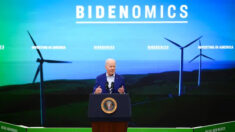 Biden sigue impulsando su agenda Bidenomics pero los votantes no están convencidos