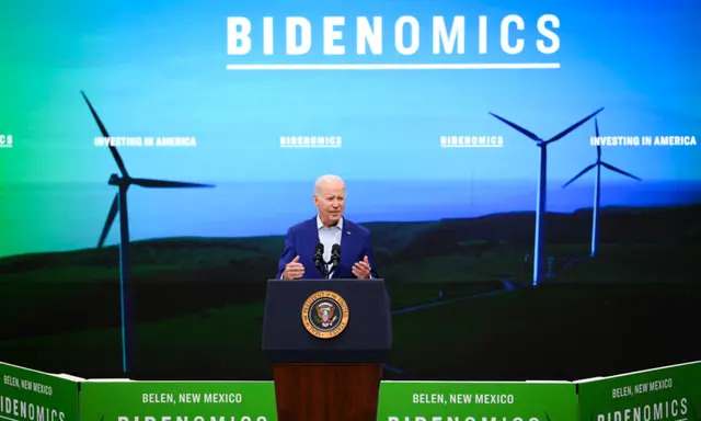 El presidente Joe Biden habla en las instalaciones de fabricación de Arcosa Wind Towers Inc. en Belén, Nuevo México, el 9 de agosto de 2023. (Madalina Vasiliu/The Epoch Times)