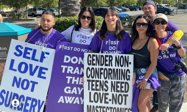 Manifestantes que se oponen a los procedimientos médicos transgénero para jóvenes se reunieron en la convención de la Academia Americana de Pediatría en Anaheim, California, el 7 de octubre de 2022. (Cortesía de TreVoices.Org/Scott Newgent)