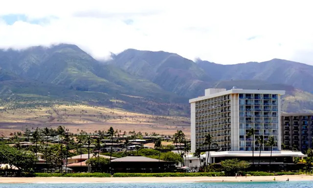 Un complejo hotelero está vacío frente a la playa en Lahaina, Maui, el 12 de agosto de 2023. (Allan Stein/The Epoch Times)