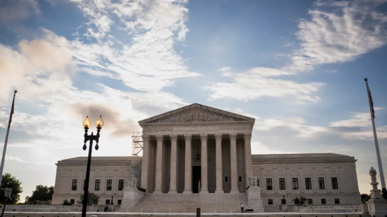 La Corte Suprema de Estados Unidos al amanecer en Washington el 31 de julio de 2023. (Madalina Vasiliu/The Epoch Times)
