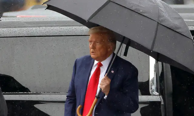 El expresidente de EE. UU. Donald Trump sostiene un paraguas mientras llega al Aeropuerto Nacional Reagan tras una comparecencia ante un tribunal de Washington D.C. en Arlington, Virginia, el 3 de agosto de 2023. (Tasos Katopodis/Getty Images)
