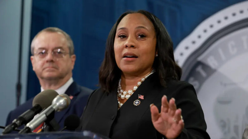 La fiscal del condado de Fulton, Fani Willis, habla durante una rueda de prensa en el edificio del gobierno del condado de Fulton, en Atlanta, Georgia, el 14 de agosto de 2023. (Joe Raedle/Getty Images)
