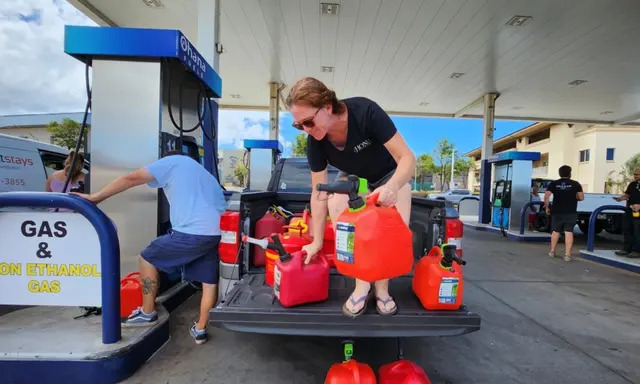 Sarah Turner, de Maui Occidental, llena contenedores con gasolina para alimentar sus generadores de emergencia y ayudar a sus vecinos que necesitan combustible el 16 de agosto de 2023. (Allan Stein/The Epoch Times)
