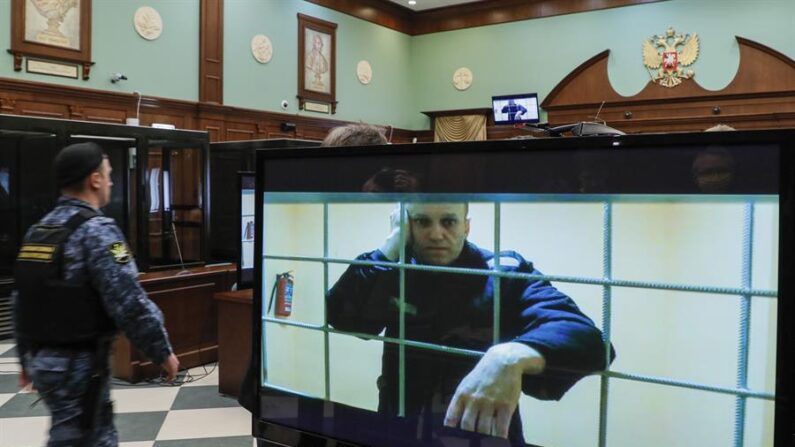 Imagen de archivo del líder opositor Alexei Navalny a través de un monitor. (EFE/EPA/Yuri Kochetkov)