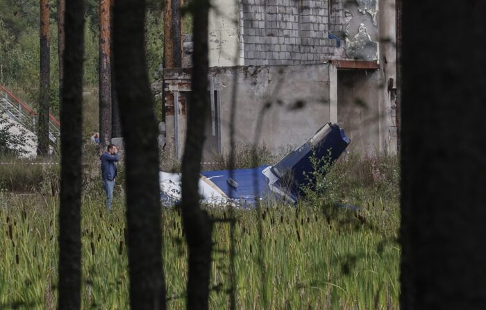 Un hombre inspecciona los restos de un avión que se estrelló el día anterior cerca del pueblo de Kuzhenkino, región de Tver, Rusia, el 24 de agosto de 2023. EFE/EPA/ANATOLY MALTSEV