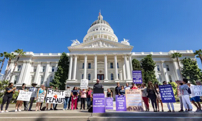 Protect Kids California, un grupo de defensa de padres y familias sin ánimo de lucro, celebra un mitin ante el edificio del Capitolio del Estado de California en Sacramento, California, el 28 de agosto de 2023. (John Fredricks/The Epoch Times)