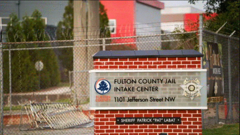 Cárcel del condado de Fulton antes de la entrega del expresidente Donald Trump por el caso de las elecciones de 2020 en Atlanta, Georgia, el 22 de agosto de 2023. (Madalina Vasiliu/The Epoch Times)