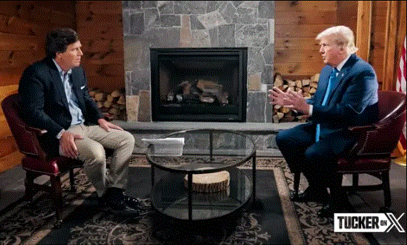 El expresidente Donald Trump habla con Tucker Carlson en una entrevista pregrabada transmitida en la noche del debate del 23 de agosto de 2023. (Tucker Carlson/X)