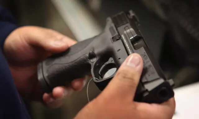 Imagen de archivo de una persona sosteniendo un arma. (Scott Olson/Getty Images)

