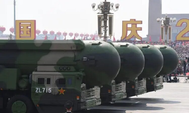 Misiles balísticos intercontinentales con capacidad nuclear DF-41 de China durante un desfile militar en la Plaza de Tiananmen de Beijing, el 1 de octubre de 2019. (Greg Baker/AFP vía Getty Images)