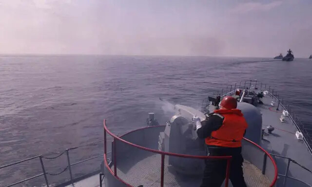 Una imagen proporcionada por el sitio web oficial del ejército iraní el 21 de enero de 2022 muestra a un hombre de la marina disparando sobre un buque de guerra durante un ejercicio militar conjunto en el océano Índico. (Oficina del ejército iraní/AFP a través de Getty Images)