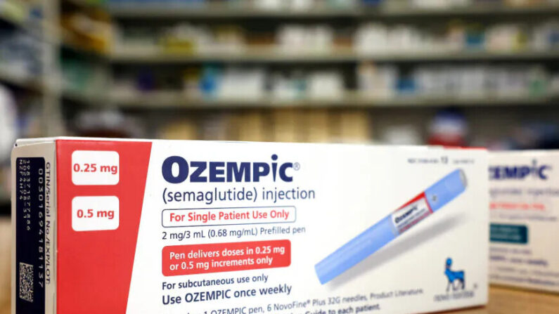 En esta ilustración fotográfica, cajas del medicamento para la diabetes Ozempic descansan en el mostrador de una farmacia, en Los Ángeles, California, el 17 de abril de 2023. (Mario Tama/Getty Images)
