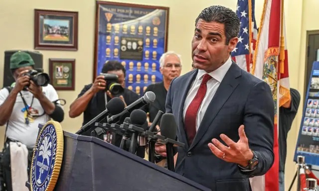 El alcalde de Miami, Francis Suarez, habla durante una rueda de prensa en el Departamento de Policía de la ciudad de Miami, Florida, el 12 de junio de 2023. (Giorgio Viera/AFP vía Getty Images)