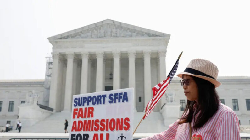 Activistas de la Coalición Asiático-Americana para la Educación protestan contra la acción afirmativa frente al edificio de la Corte Suprema de EE. UU. en Washington, el 29 de junio de 2023. (Anna Moneymaker/Getty Images)