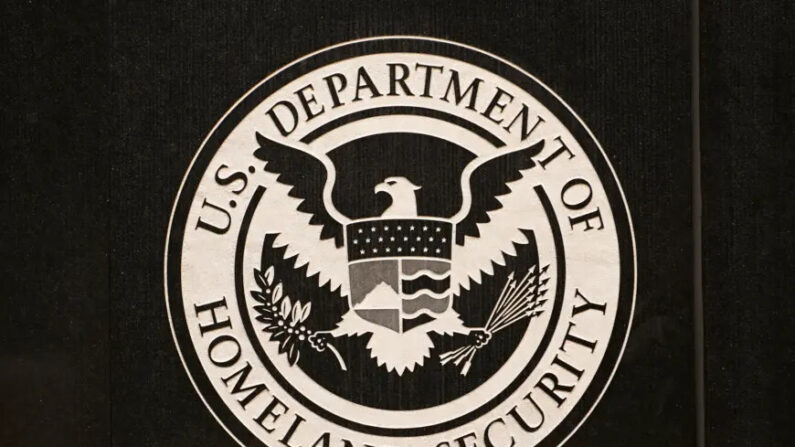 Letrero del Departamento de Seguridad Nacional en el edificio del Servicio de Inmigración y Control de Aduanas de EE. UU. en Washington el 28 de junio de 2023. (Madalina Vasiliu/The Epoch Times)
