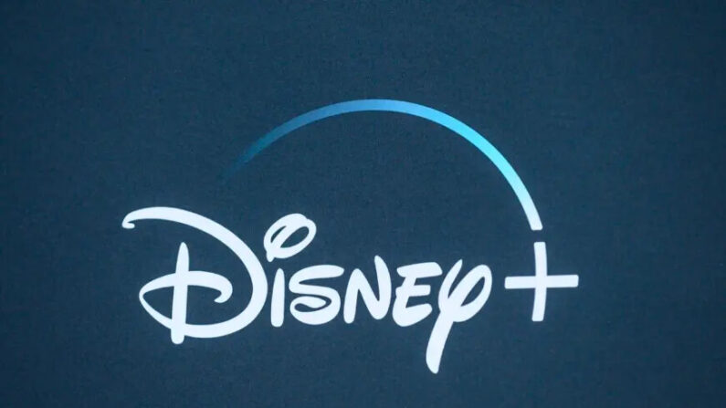 El logotipo de Disney+ se ve en el telón de fondo del estreno mundial de "The Mandalorian" en el teatro El Capitán en Hollywood, California, el 13 de noviembre de 2019. (Nick Agro/AFP vía Getty Images)
