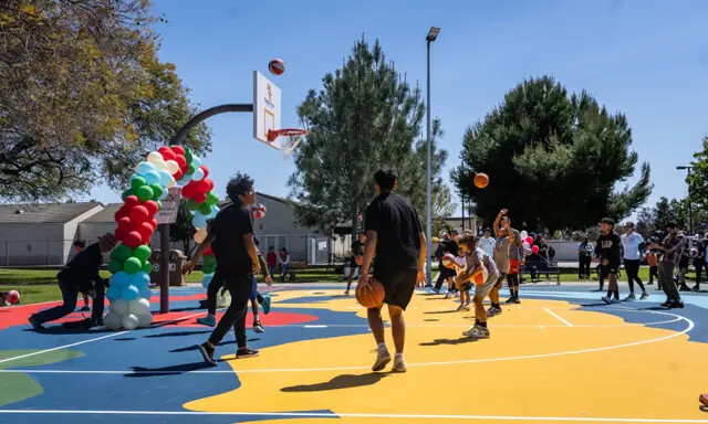 Niños y jóvenes en una nueva cancha de baloncesto de Portola Park, en Santa Ana, California, el 4 de abril de 2023. (John Fredricks/The Epoch Times)
