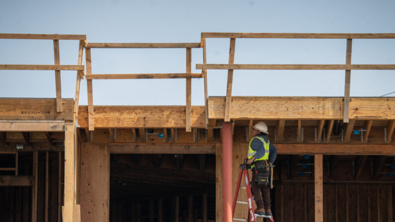 Un trabajador de la construcción construye viviendas en Huntington Beach, California, el 17 de marzo de 2023. (John Fredricks/The Epoch Times)
