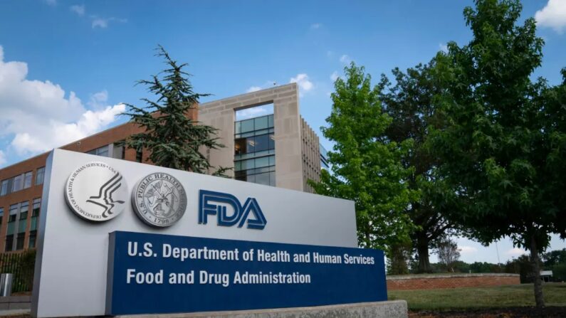 Un cartel de la Administración de Alimentos y Medicamentos (FDA) en el exterior de la sede de White Oak, Maryland, el 20 de julio de 2020. (Sarah Silbiger/Getty Images)
