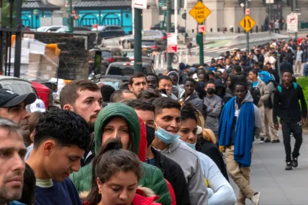 Cientos de inmigrantes ilegales en busca de asilo hacen fila para ser citados por el Servicio de Inmigración y Control de Aduanas ante el edificio federal Jacob K. Javits de Nueva York, el 6 de junio de 2023. (David Dee Delgado/Getty Images)
