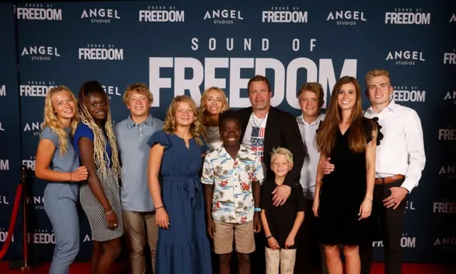Tim Ballard posa con amigos y familiares durante el estreno de "Sonido de Libertad" en Vineyard, Utah, el 28 de junio de 2023. (Fred Hayes/Getty Images para Angel Studios)