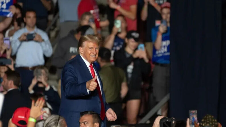 El expresidente y aspirante a la presidencia de 2024, Donald Trump, levanta el pulgar cuando se va después de hablar en un acto de campaña en Erie, Pensilvania, el 29 de julio de 2023. (Joed Viera/AFP vía Getty Images)