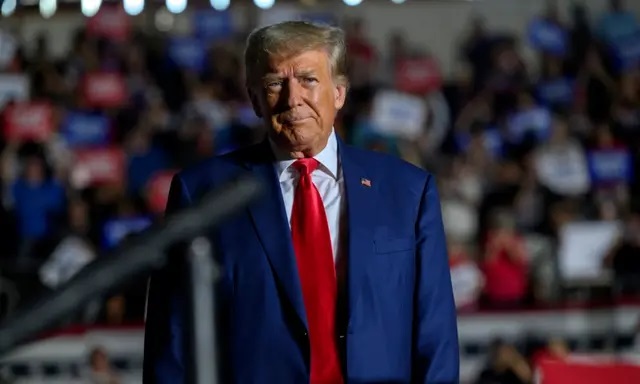 El expresidente Donald Trump entra en el Erie Insurance Arena para un mitin político mientras hace campaña por la nominación del Partido Republicano en las elecciones de 2024, en Erie, Pensilvania, el 29 de julio de 2023. (Jeff Swensen/Getty Images)
