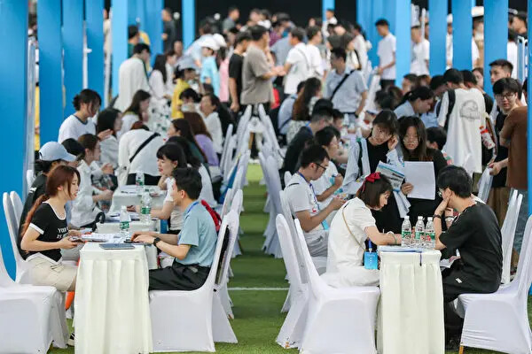 Graduados universitarios y jóvenes buscan oportunidades laborales en una feria de trabajo en Yibin, provincia de Sichuan, China, el 14 de junio de 2023. (CNS/AFP/Getty Images)
