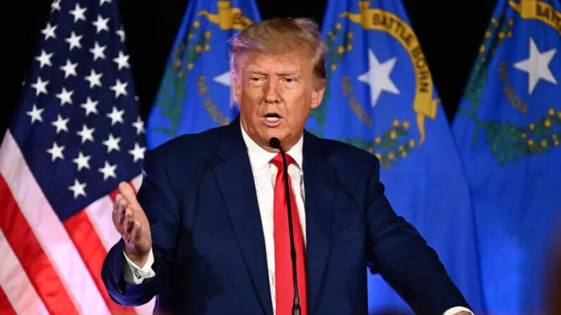 El expresidente y candidato republicano a la presidencia de 2024, Donald Trump, habla en un evento de reclutamiento de voluntarios republicanos en Fervent, a Calvary Chapel, en Las Vegas, Nevada, el 8 de julio de 2023. (Patrick T. Fallon/AFP vía Getty Images)