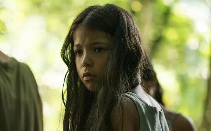 Rocío (Cristal Aparicio, centro), una niña vendida como esclava sexual a un tirano rebelde en la selva colombiana en "Sonido de la libertad", estrenada el 4 de julio de 2023. (Angel Studios)