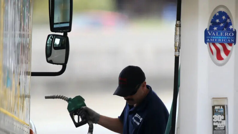 Un cliente se prepara para cargar gasolina en su camión en una gasolinera Valero en Mill Valley, California, el 22 de julio de 2013. (Justin Sullivan/Getty Images)