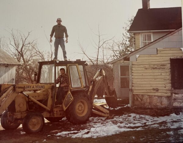 El Sr. Simpson aparece en una excavadora durante la demolición de una cocina preexistente en la casa en 1984. (Cortesía de Ronnie Simpson)