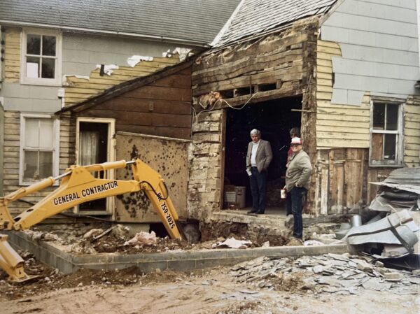 Durante la renovación de la casa histórica con los padres de la Sra. Simpson (derecha) y una persona adecuada no identificada (izquierda) en 1984. (Cortesía de Ronnie Simpson)