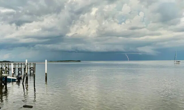 Caen relámpagos a lo lejos mientras los navegantes se dirigen a los muelles para escapar de una tormenta que se avecina en Cedar Key, Florida, el 31 de julio de 2023. (Natasha Holt para The Epoch Times)
