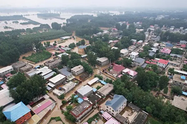 Esta vista aérea muestra una aldea inundada después de fuertes lluvias en Zhuozhou, ciudad de Baoding, en la provincia de Hebei, en el norte de China, el 2 de agosto de 2023. (JADE GAO/AFP a través de Getty Images)
