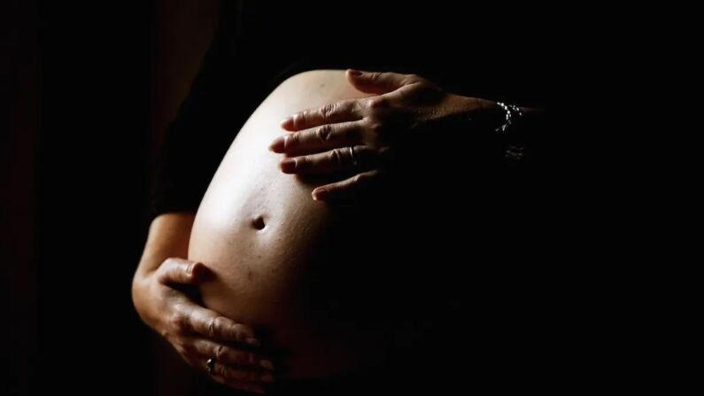 Una mujer embarazada sostiene su vientre en una imagen de archivo. (Ian Waldie/Getty Images)
