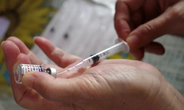 Un trabajador de la salud prepara una vacuna contra el COVID-19 en una foto de archivo. (Bahía Ismoyo/AFP vía Getty Images)
