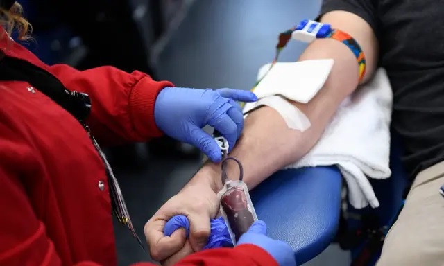Una persona dona sangre en Los Ángeles, California, el 13 de enero de 2022. (Patrick T. Fallon/AFP vía Getty Images)
