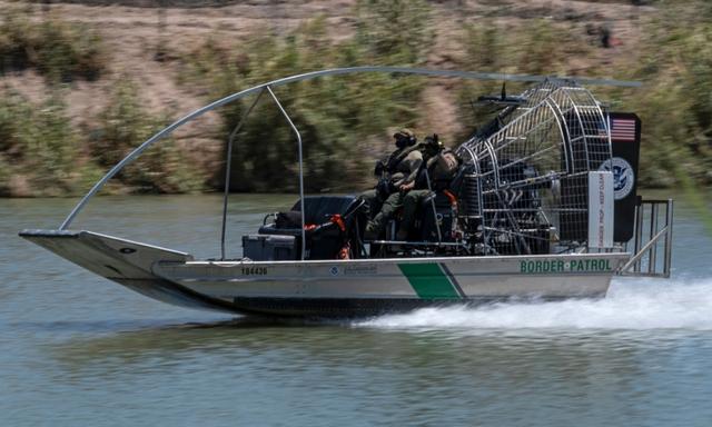 Un barco de la patrulla fronteriza navega por el río Grand en Eagle Pass, Texas, visto desde Piedras Negras, estado de Coahuila, México, el 4 de agosto de 2023. (Guillermo Arias/AFP vía Getty Images)
