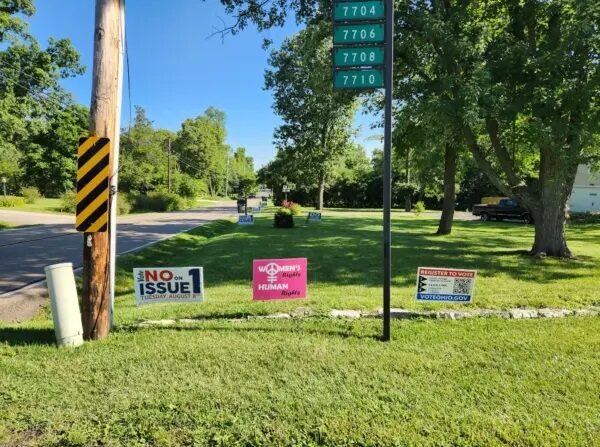Los carteles en los patios de Ohio indican que el Tema 1 es una medida que la mayoría de los demócratas no apoya. (Jeff Louderback/The Epoch Times)
